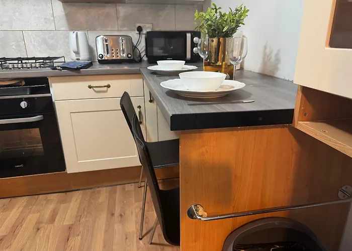 4 Bedroom Sleeps 11 Walk To Etihad