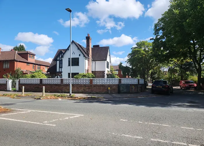 Charming Ground Floor Tudor Apartment Free Wifi Manchester