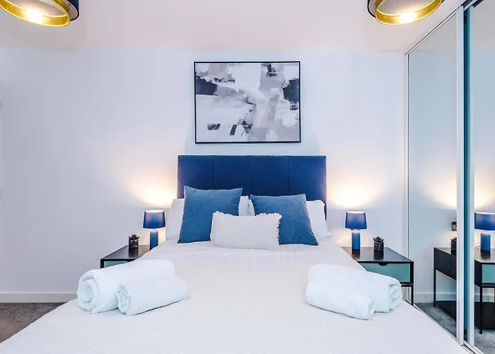 Modern 2 Bed With Balcony By Host A Home