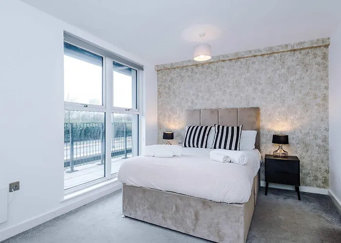 Modern 2 Bed With Balcony By Host A Home